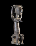 Feminite portant un tonneau - Attie - Côte d'Ivoire