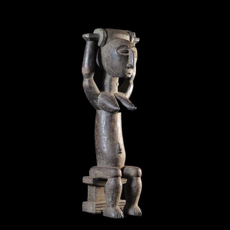 Feminite portant un tonneau - Attie - Côte d'Ivoire