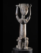 Feminite portant un tonneau - Attie - Côte d'Ivoire
