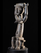 Feminite portant un tonneau - Attie - Côte d'Ivoire