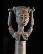 Feminite portant un tonneau - Attie - Côte d'Ivoire