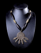 Collier en alliage de bronze et ébéne  - Akan ou Baoule - Côte d'Ivoire