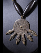 Collier en alliage de bronze et ébéne  - Akan ou Baoule - Côte d'Ivoire