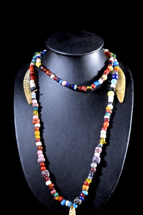 Collier pendentif plaquettes en os de chameau et verre - Sidamo - Ethiopie
