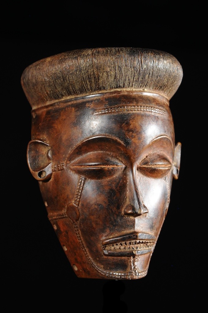 Masque Mwana Pwo de main - Chokwe / Tschokwe - Angola