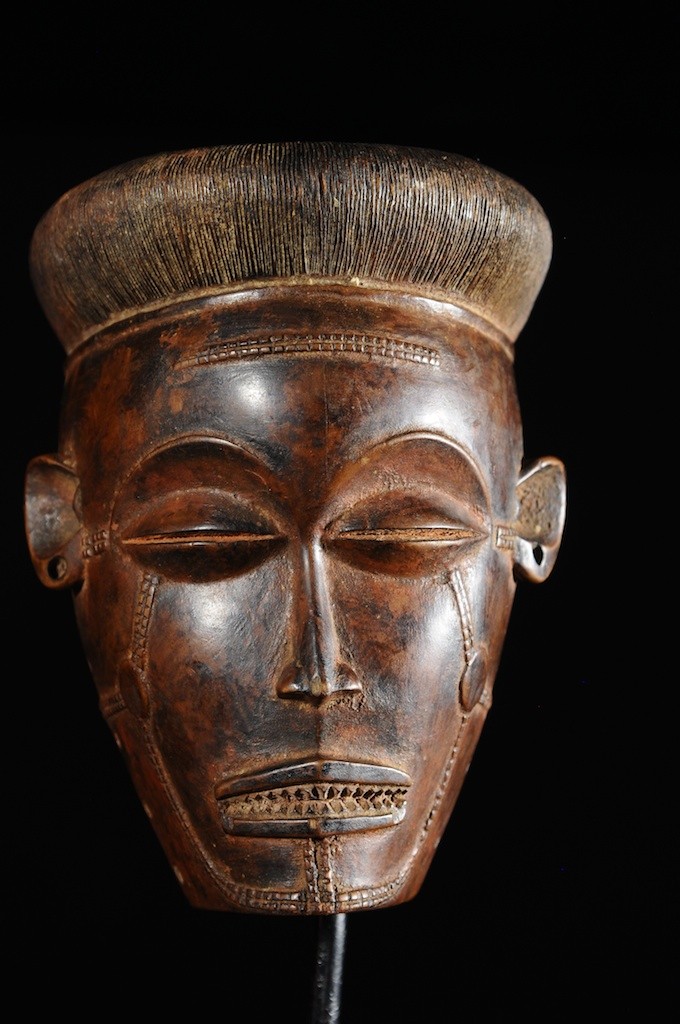 Masque Mwana Pwo de main - Chokwe / Tschokwe - Angola
