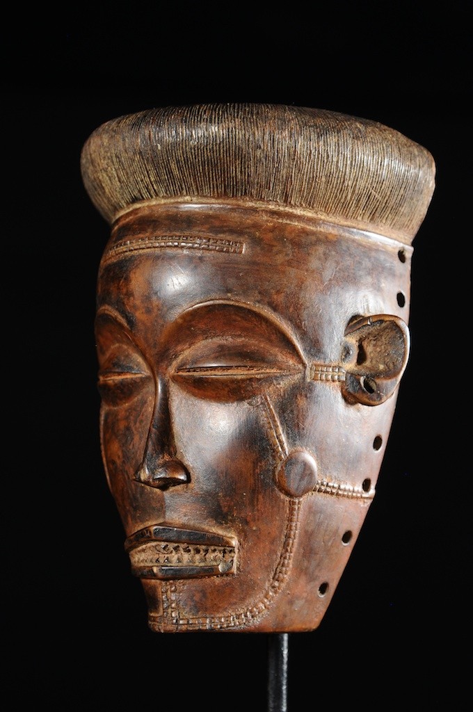 Masque Mwana Pwo de main - Chokwe / Tschokwe - Angola