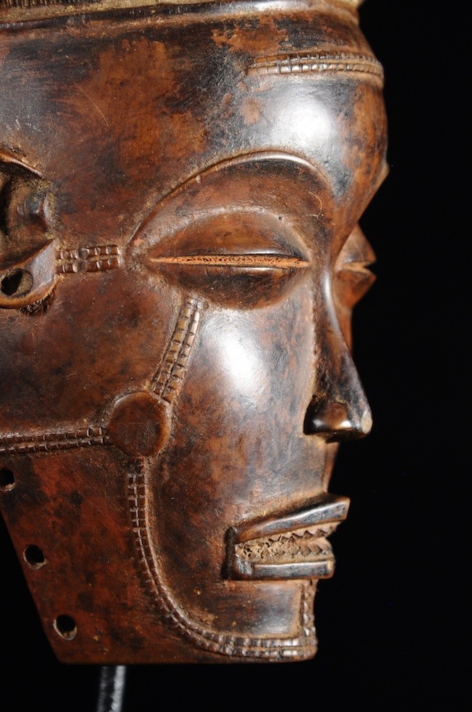 Masque Mwana Pwo de main - Chokwe / Tschokwe - Angola
