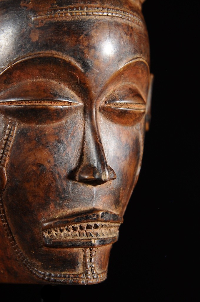 Masque Mwana Pwo de main - Chokwe / Tschokwe - Angola