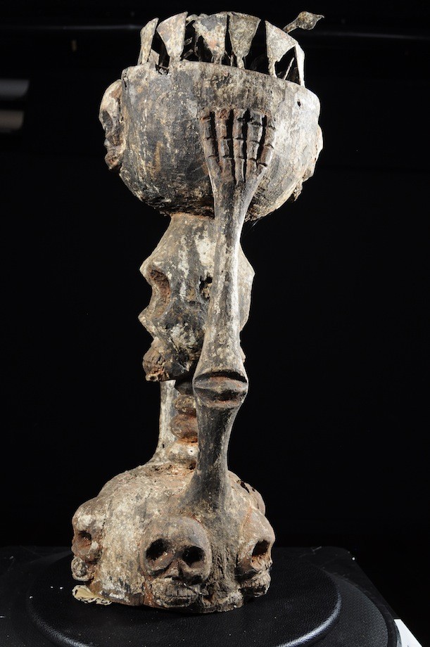 Autel avec caryatide  Squelette - Tiv - Nigeria