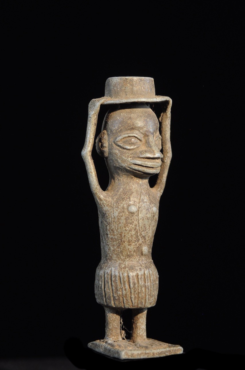 Statuette porteuse de coupe en aluminium - Sissala - Ghana / Burkina Faso