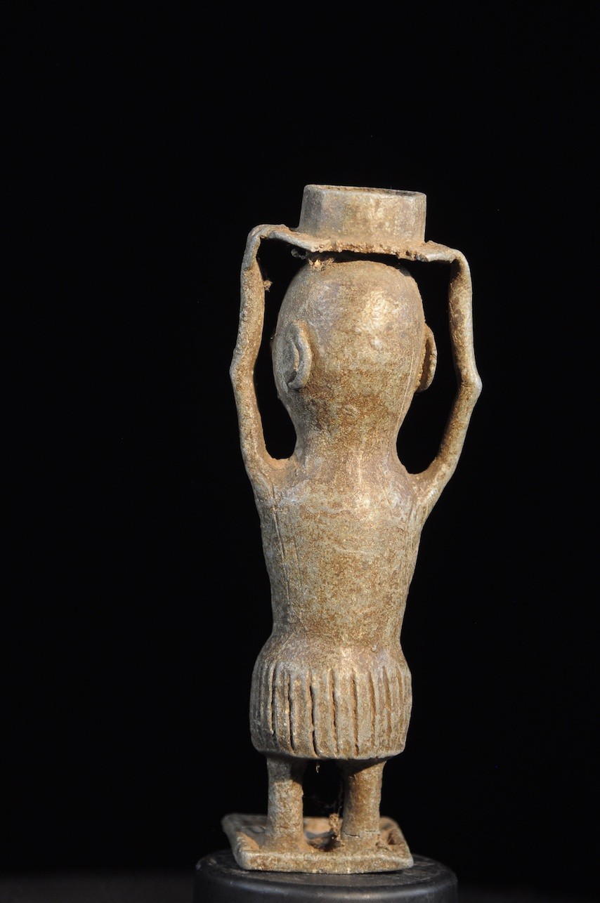 Statuette porteuse de coupe en aluminium - Sissala - Ghana / Burkina Faso