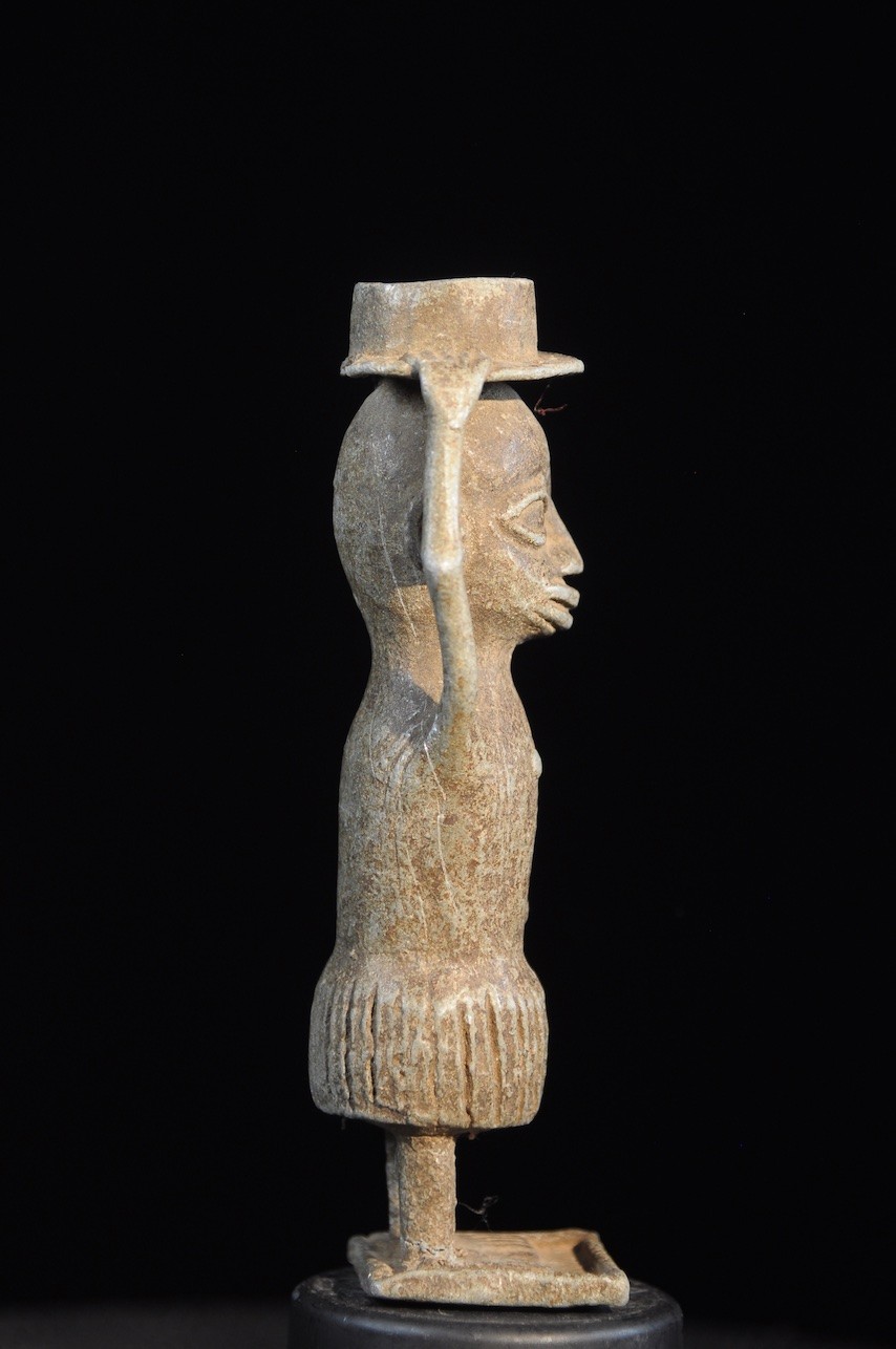 Statuette porteuse de coupe en aluminium - Sissala - Ghana / Burkina Faso