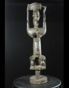 Statue de reine portant un tonneau - Attie - Côte d'Ivoire