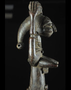 Statue de reine portant un tonneau - Attie - Côte d'Ivoire