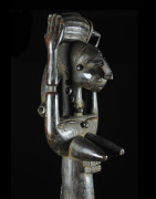 Statue de reine portant un tonneau - Attie - Côte d'Ivoire