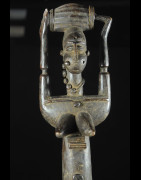 Statue de reine portant un tonneau - Attie - Côte d'Ivoire