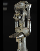 Statue de reine portant un tonneau - Attie - Côte d'Ivoire