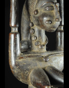 Statue de reine portant un tonneau - Attie - Côte d'Ivoire