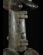 Statue de reine portant un tonneau - Attie - Côte d'Ivoire