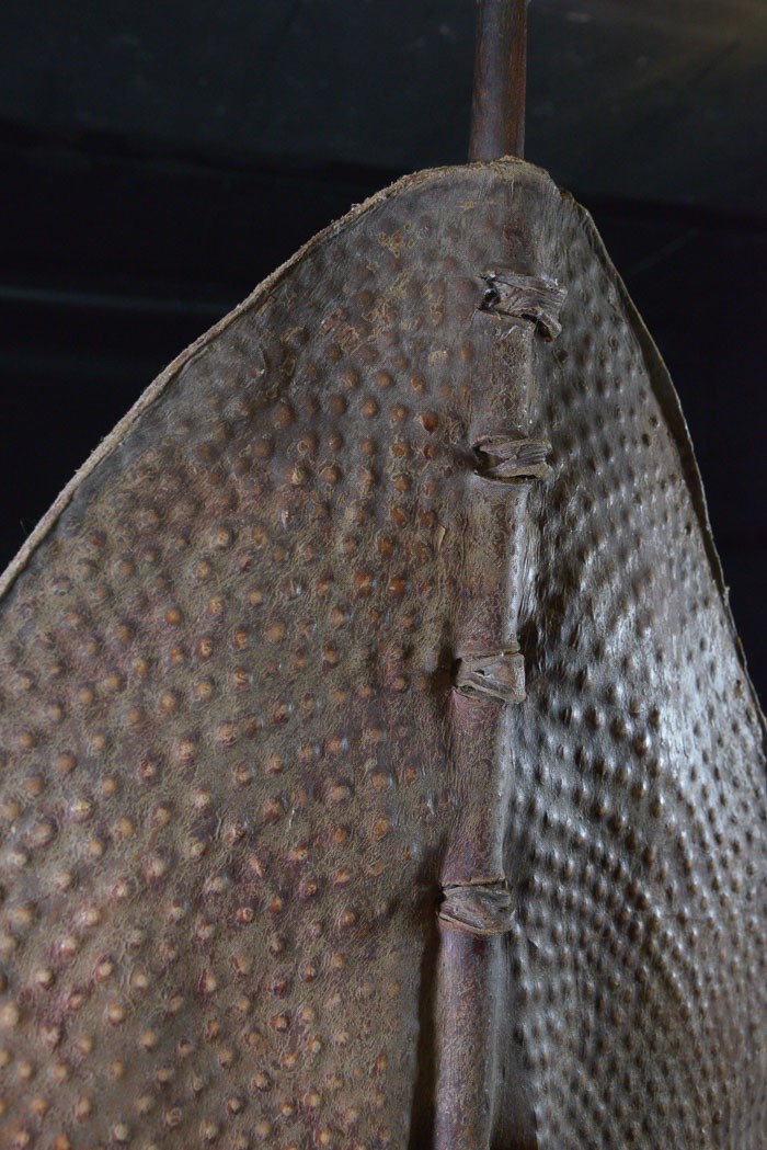 Bouclier en cuir repoussé - Nuer - Doudan du Sud / Ethiopie