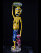 Sculpture Shetani Femme Jaune Et Enfant Rouge - Agostino Malaba - Makonde