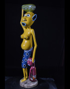 Sculpture Shetani Femme Jaune Et Enfant Rouge - Agostino Malaba - Makonde