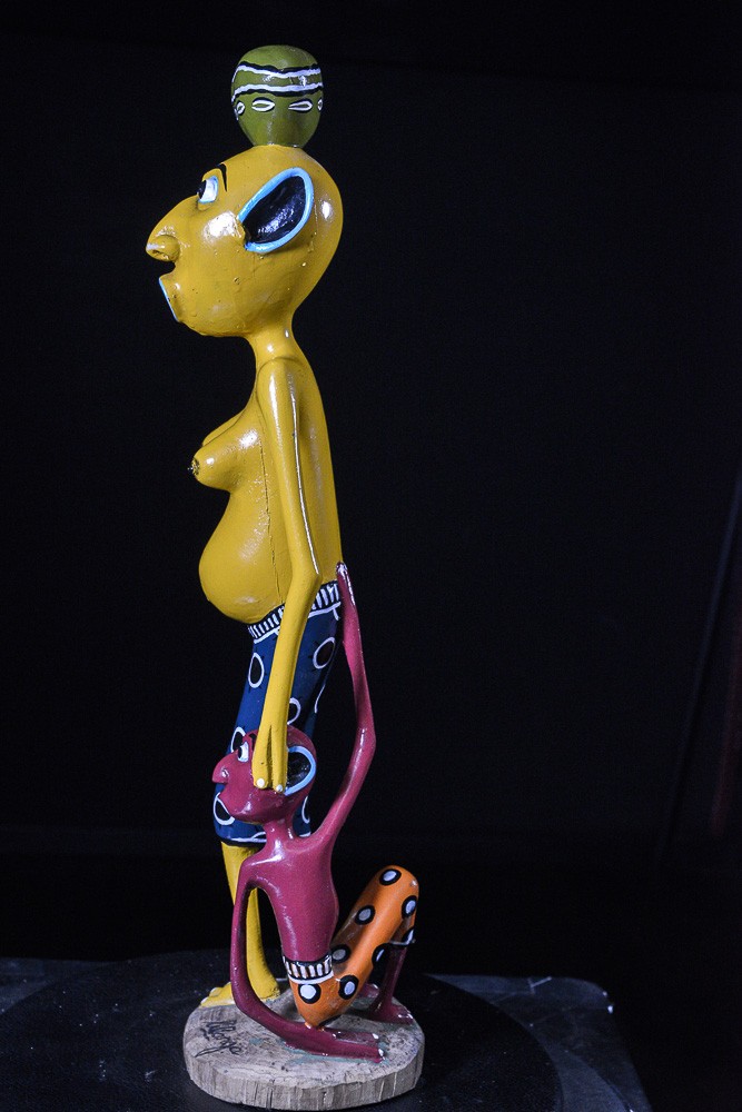 Sculpture Shetani Femme Jaune Et Enfant Rouge - Lilanga - Makonde
