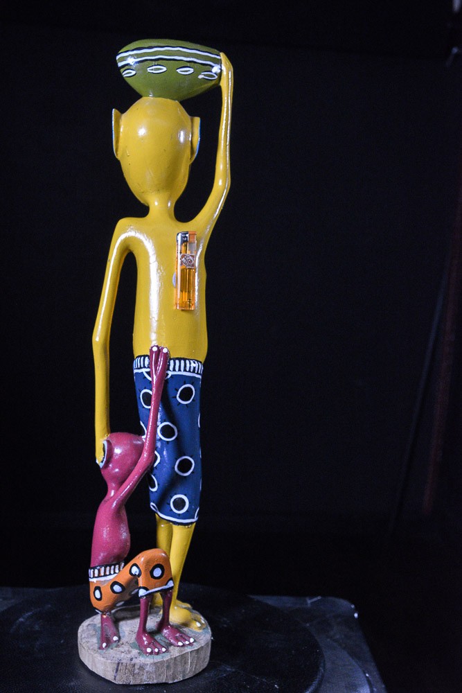 Sculpture Shetani Femme Jaune Et Enfant Rouge - Lilanga - Makonde