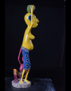 Sculpture Shetani Femme Jaune Et Enfant Rouge - Agostino Malaba - Makonde
