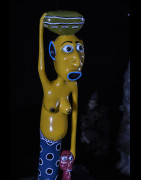Sculpture Shetani Femme Jaune Et Enfant Rouge - Agostino Malaba - Makonde