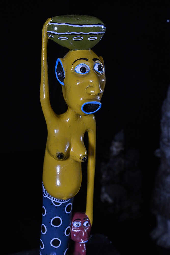 Sculpture Shetani Femme Jaune Et Enfant Rouge - Lilanga - Makonde