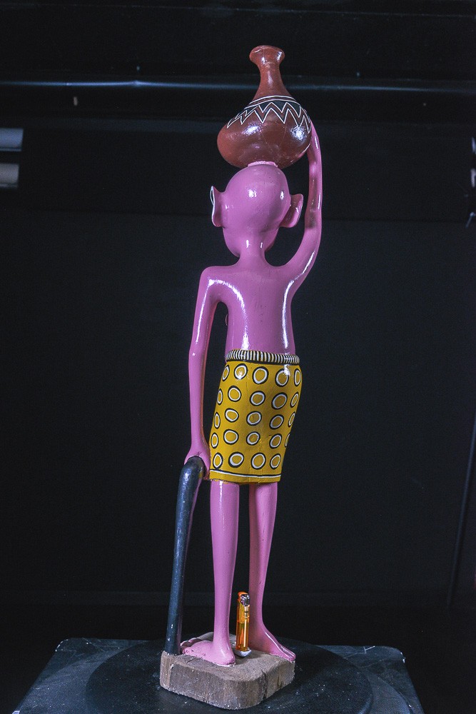 Sculpture Shetani Femme Avec Canne - Agostino Malaba - Makonde