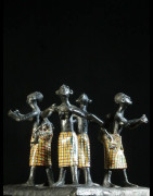 Scene de village annees 50 en fonte aluminium - Benin
