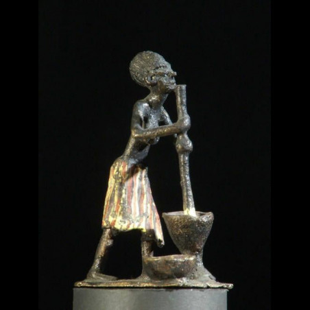 Femme pilant son mil annees 50 en fonte aluminium - Benin