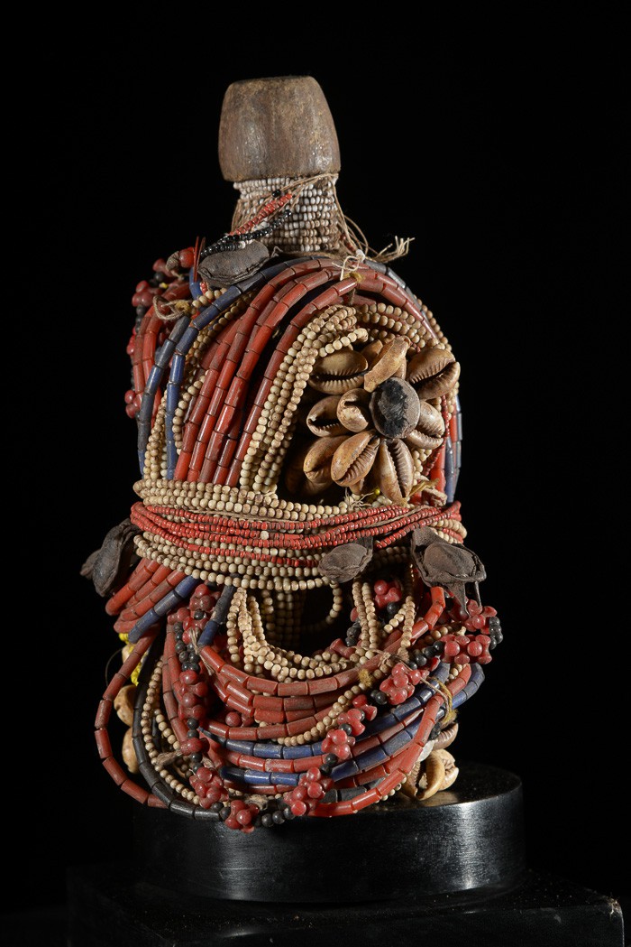 Poupee de fertilité perlée Ham Pilu - Fali - Cameroun