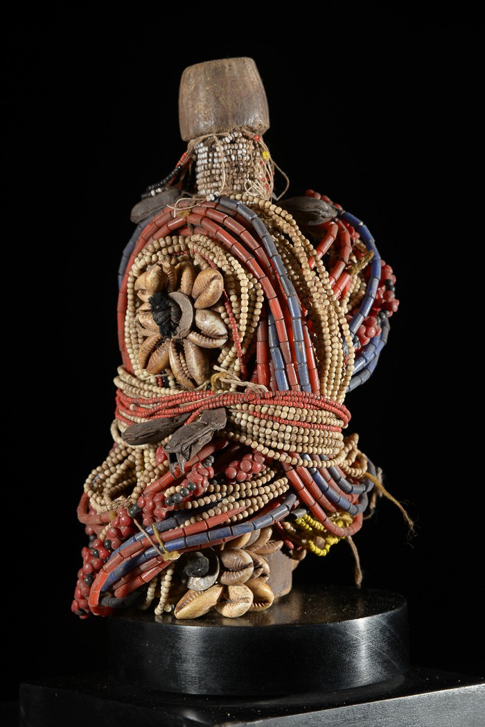 Poupee de fertilité perlée Ham Pilu - Fali - Cameroun