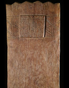 Plaque de lit sculptee - Peul - Niger - Objets usuels