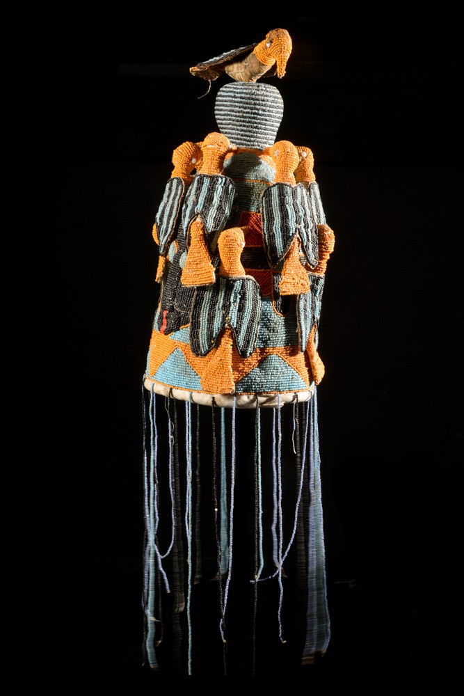 Coiffe Ade ou Adenla avec rideau de perles - Yoruba - Nigeria