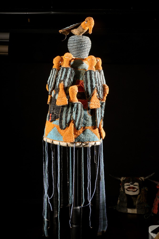 Coiffe Ade ou Adenla avec rideau de perles - Yoruba - Nigeria