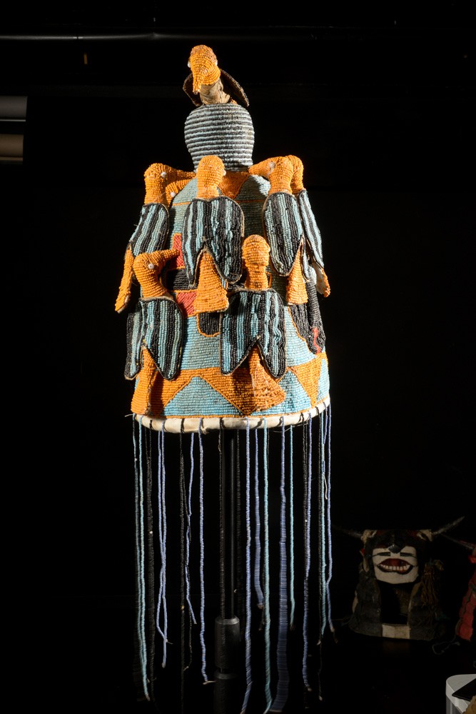 Coiffe Ade ou Adenla avec rideau de perles - Yoruba - Nigeria