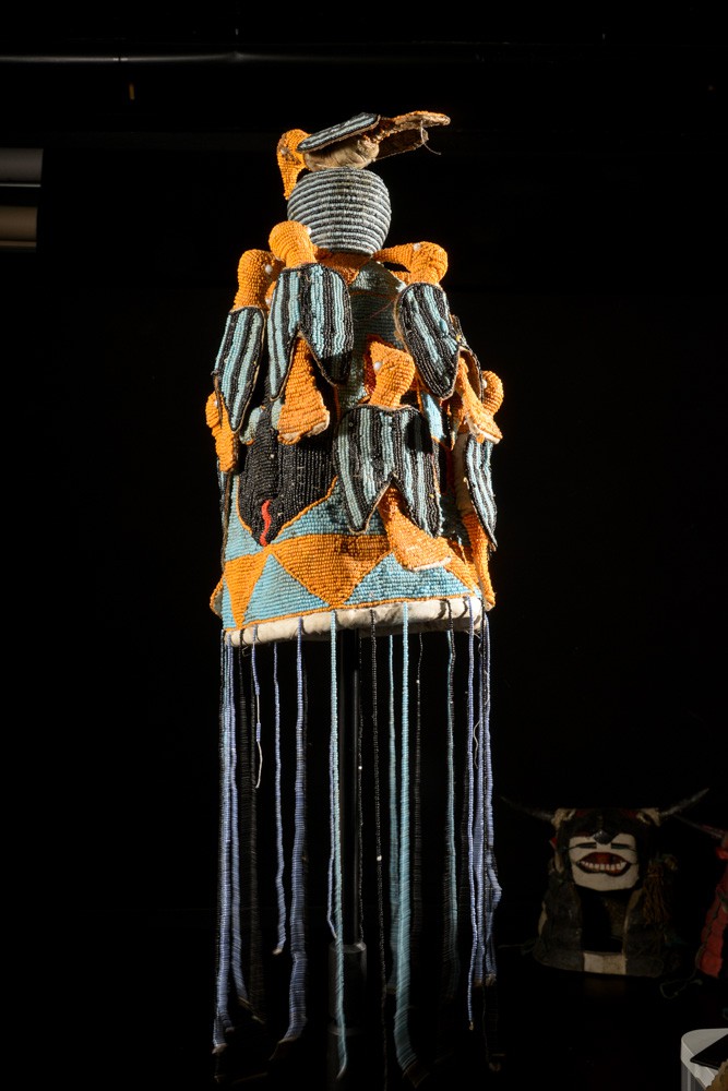 Coiffe Ade ou Adenla avec rideau de perles - Yoruba - Nigeria