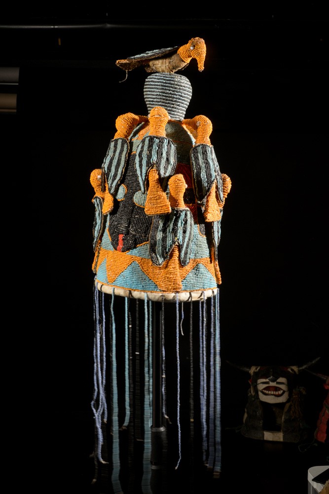 Coiffe Ade ou Adenla avec rideau de perles - Yoruba - Nigeria