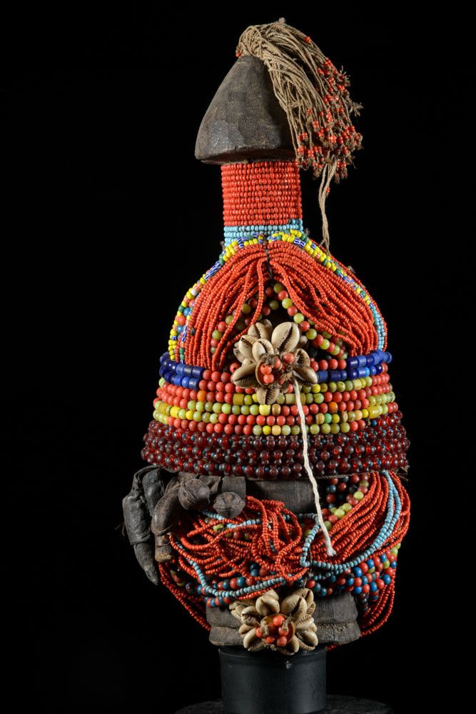 Poupee de fertilité perlée Ham Pilu - Fali - Cameroun