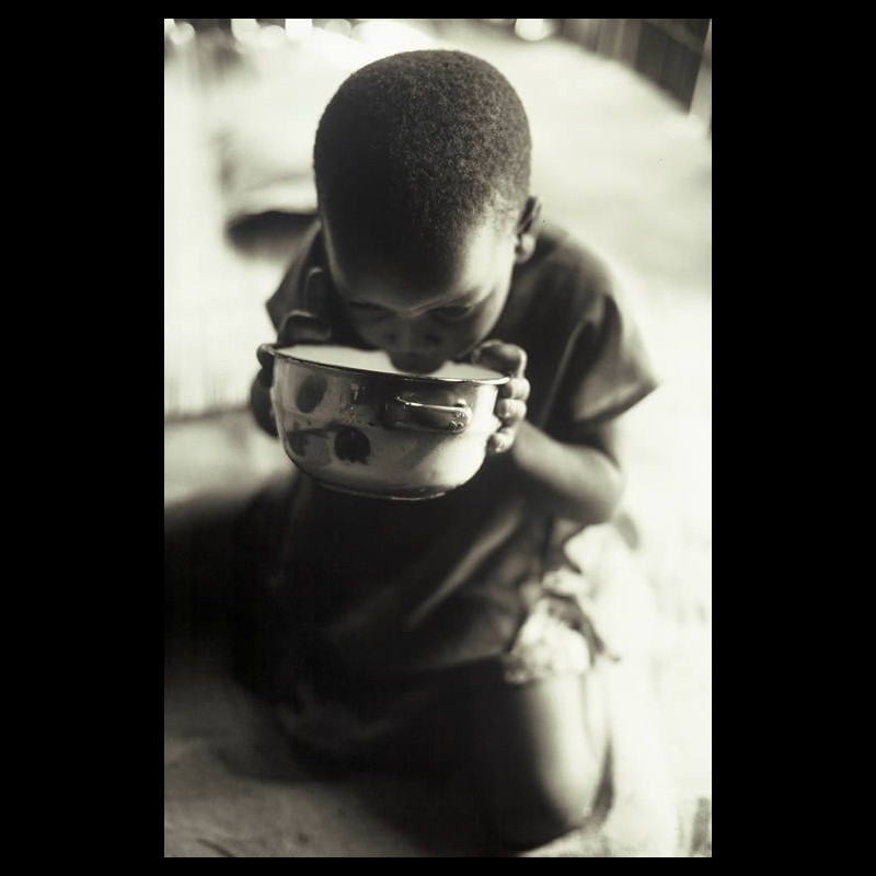 Alain Chatenet - Tirage photo numerote signe - Enfant buvant