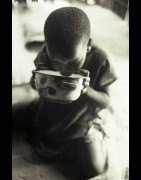 Alain Chatenet - Tirage photo numerote signe - Enfant buvant