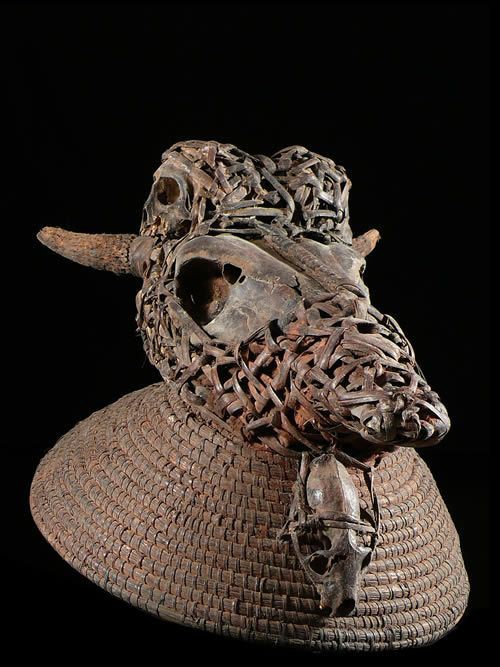 Masque cimier et cranes - Bulu / Boulou - Cameroun