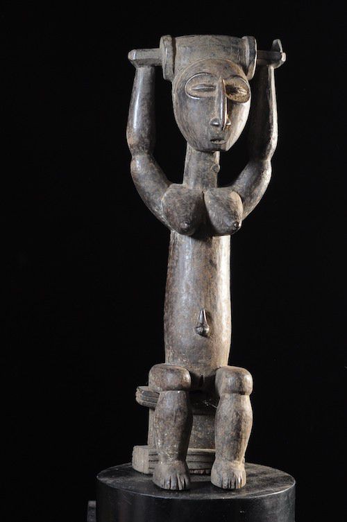Feminite portant un tonneau - Attie - Côte d'Ivoire