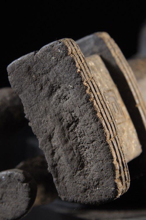 Feminite portant un tonneau - Attie - Côte d'Ivoire