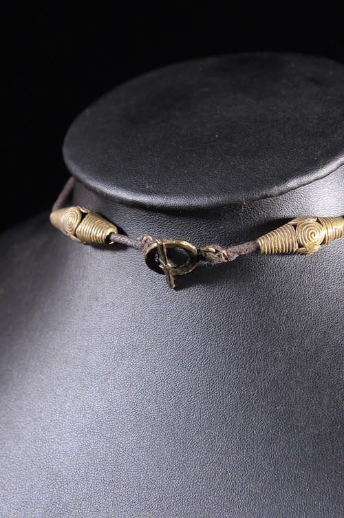 Collier en alliage de bronze et ébéne  - Akan ou Baoule - Côte d'Ivoire